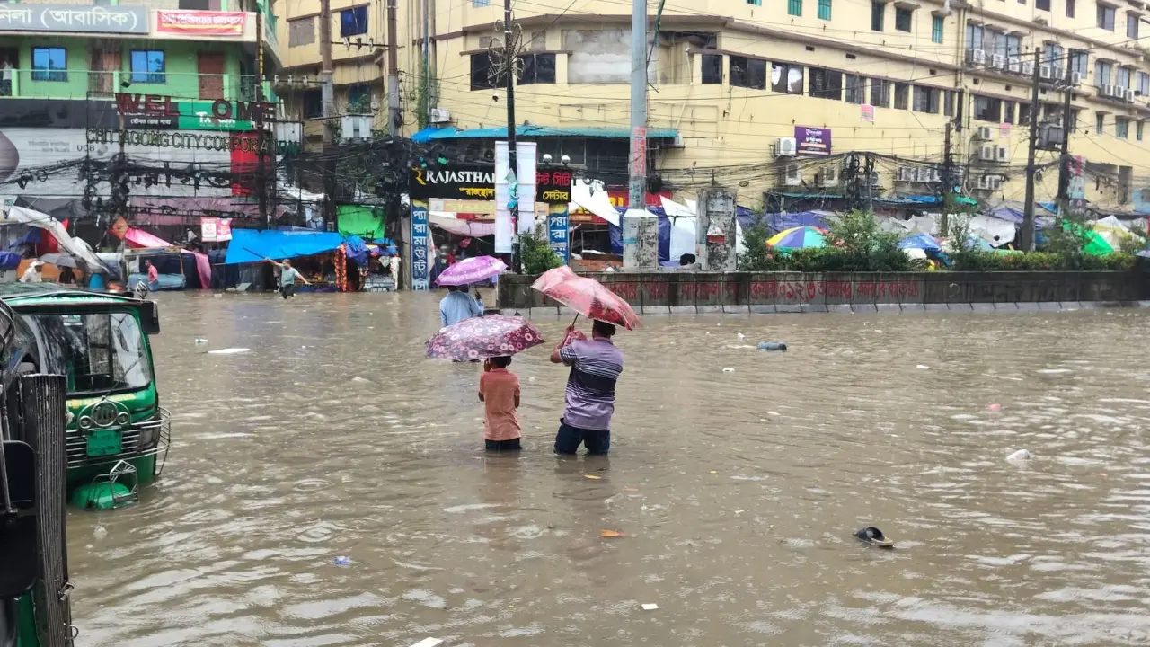 টানা বৃষ্টিতে চট্টগ্রাম নগরীতে জলাবদ্ধতা, পথে পথে ভোগান্তি