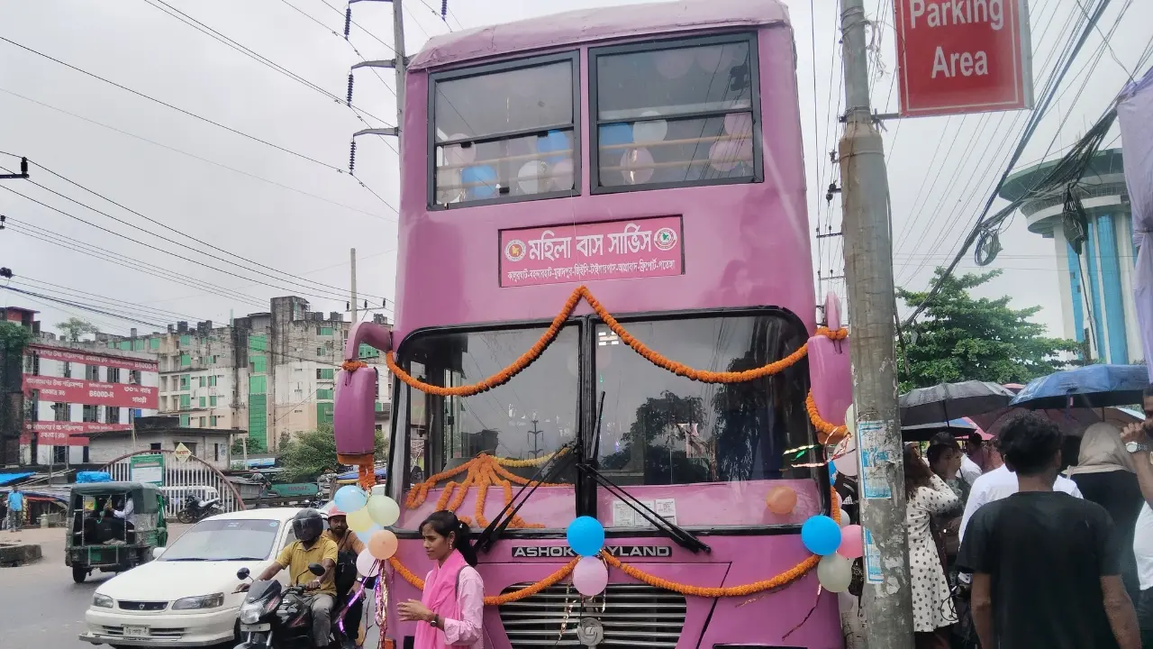 চট্টগ্রামে দুই বাস নিয়ে শুরু হলো ‘মহিলা বাস সার্ভিস’