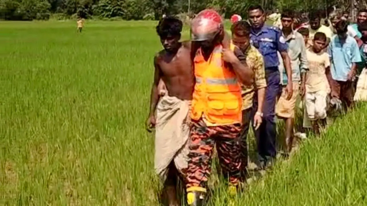 বৈদ্যুতিক টাওয়ারে ৪ ঘণ্টা ধরে বসেছিল যুবক, উদ্ধার করল ফায়ার সার্ভিস