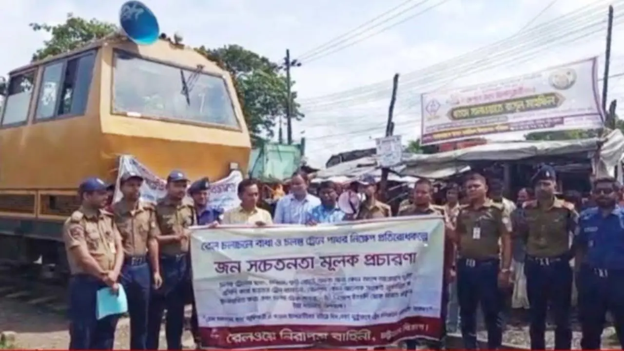 ট্রেনে পাথর নিক্ষেপ ঠেকাতে চট্টগ্রাম-কক্সবাজার রুটে রেলওয়ের প্রচারণা