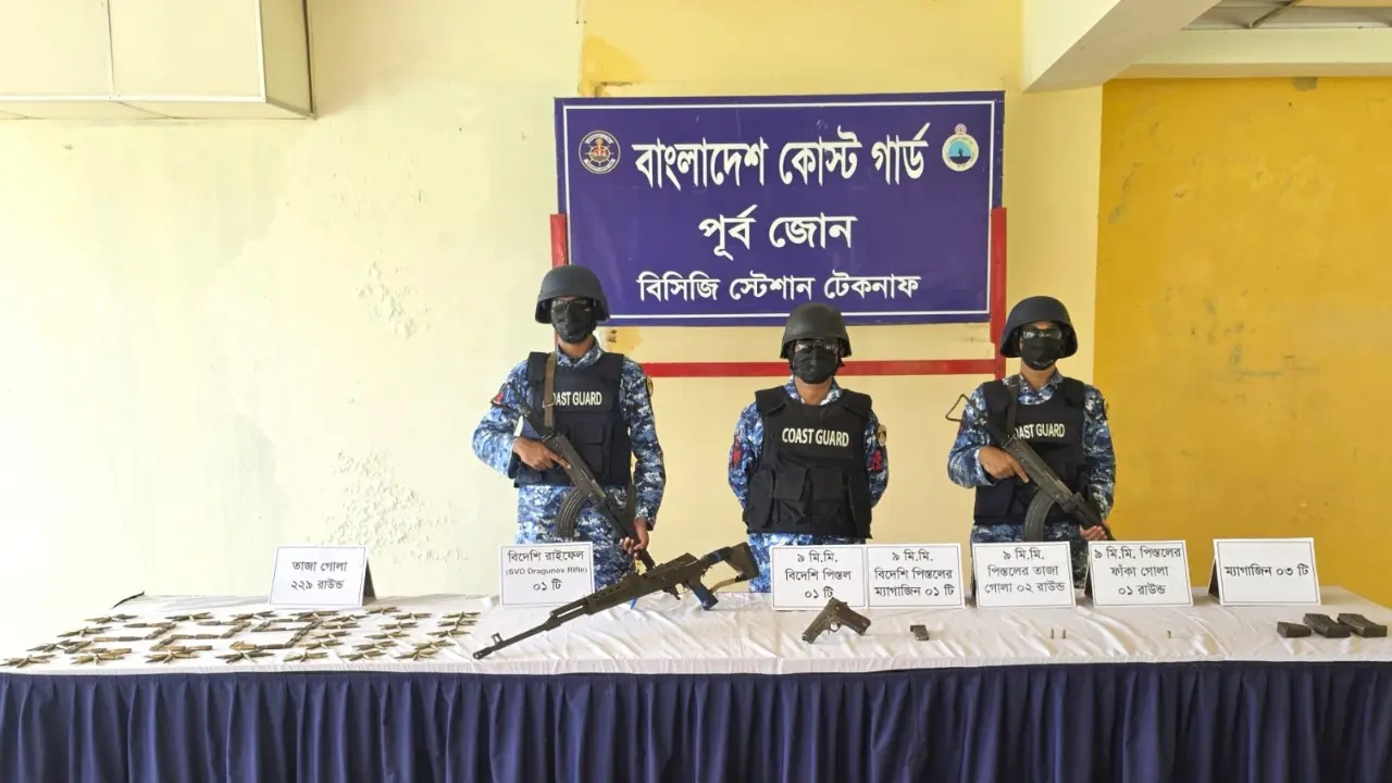 টেকনাফে বোটে মিলল বিদেশি রাইফেল-পিস্তলসহ ২৩২ রাউন্ড গুলি