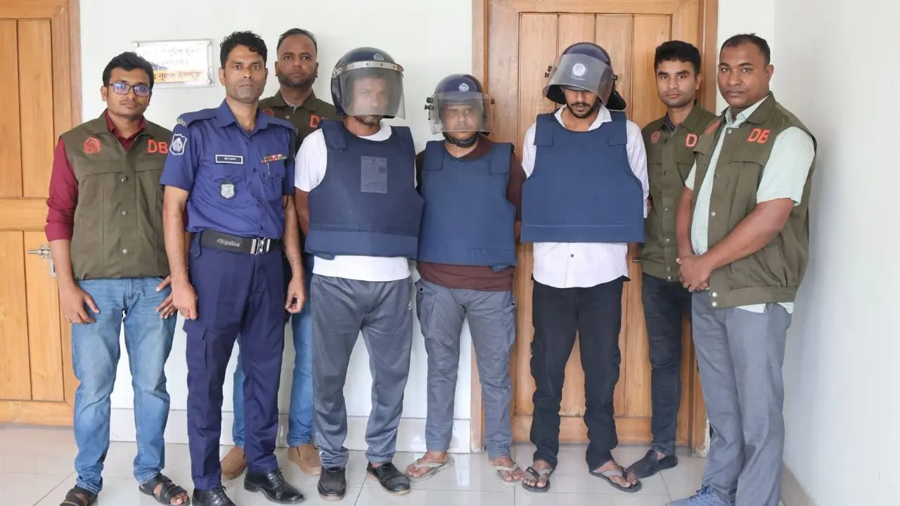 চট্টগ্রামের শীর্ষ সন্ত্রাসী রায়হানের দুই সহযোগী গ্রেপ্তার