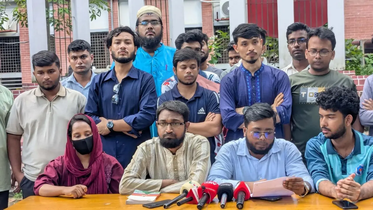 সাত কলেজের শিক্ষার্থীদের ঢাবি থেকে ডিসিইউতে অন্তর্ভুক্তির দাবি