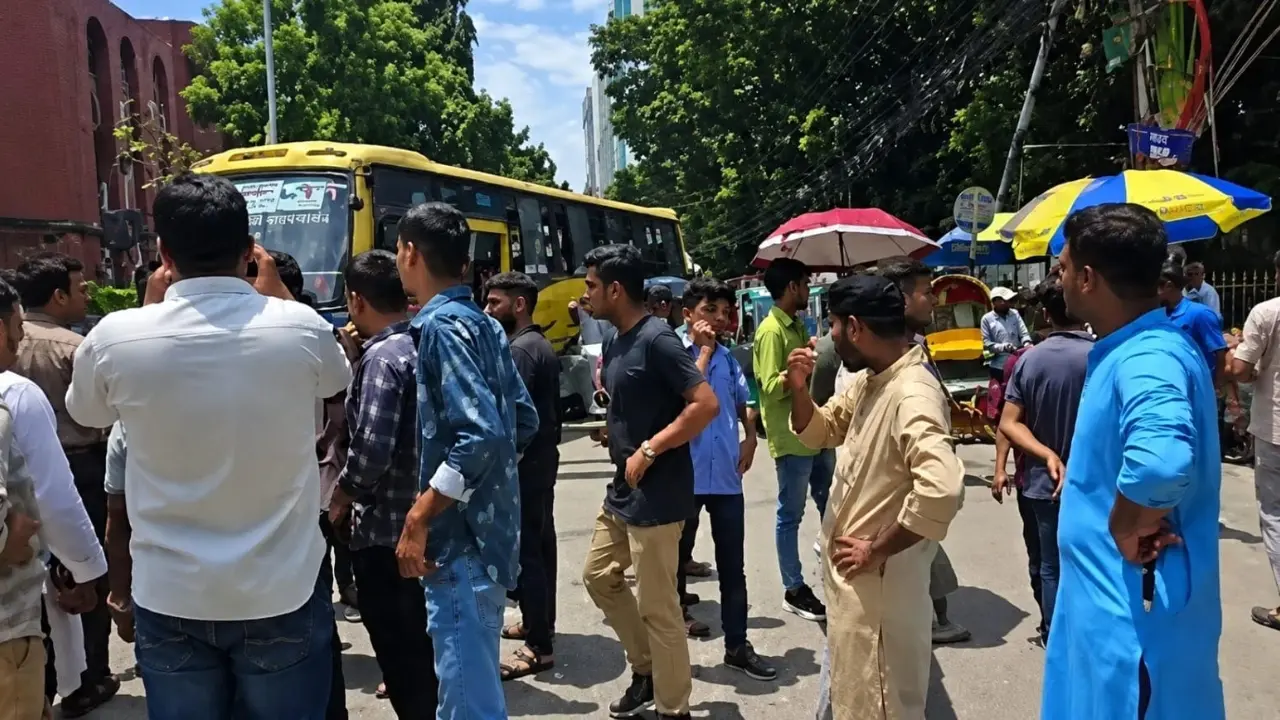 তিতুমীর কলেজের একাংশের শিক্ষার্থীদের বিক্ষোভ, সড়ক অবরোধ