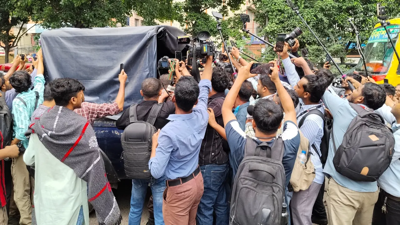 ধানমন্ডি-৩২ এ জয় বাংলা স্লোগান-শিঙাড়া বিতরণের অভিযোগে মারধর, আটক ৩