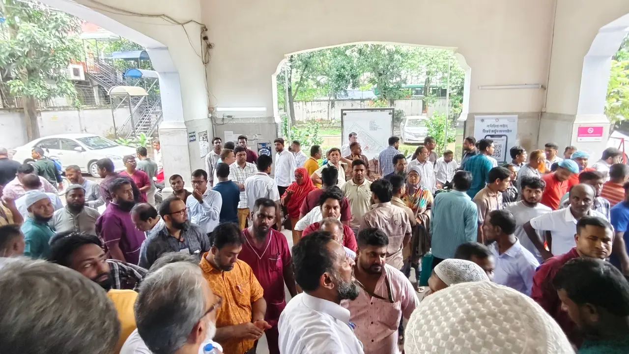 একদিকে চিকিৎসকরা চাচ্ছেন পরিচালকের পদত্যাগ, অন্যদিকে কর্মচারীদের অবস্থান