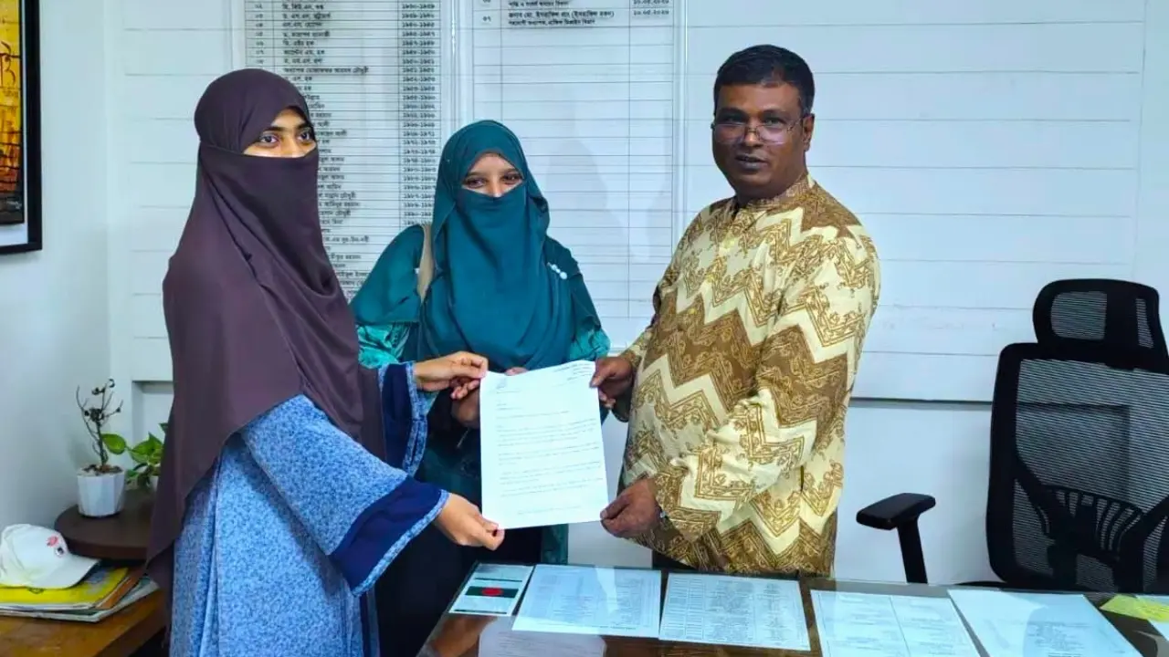 নারী শিক্ষার্থীদের নিরাপত্তা জোরদারে প্রক্টরের কাছে ডাকসুর স্মারকলিপি