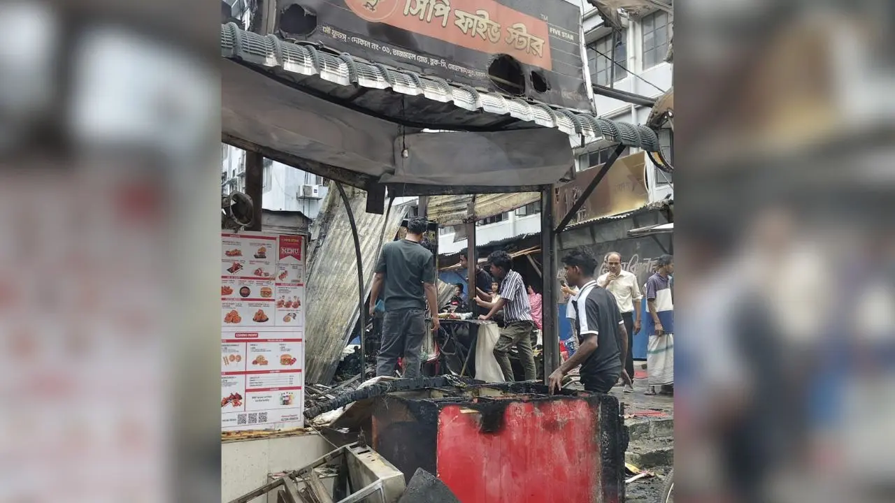 মোহাম্মদপুরে অগ্নিকাণ্ডে দোকান পুড়ে ছাই