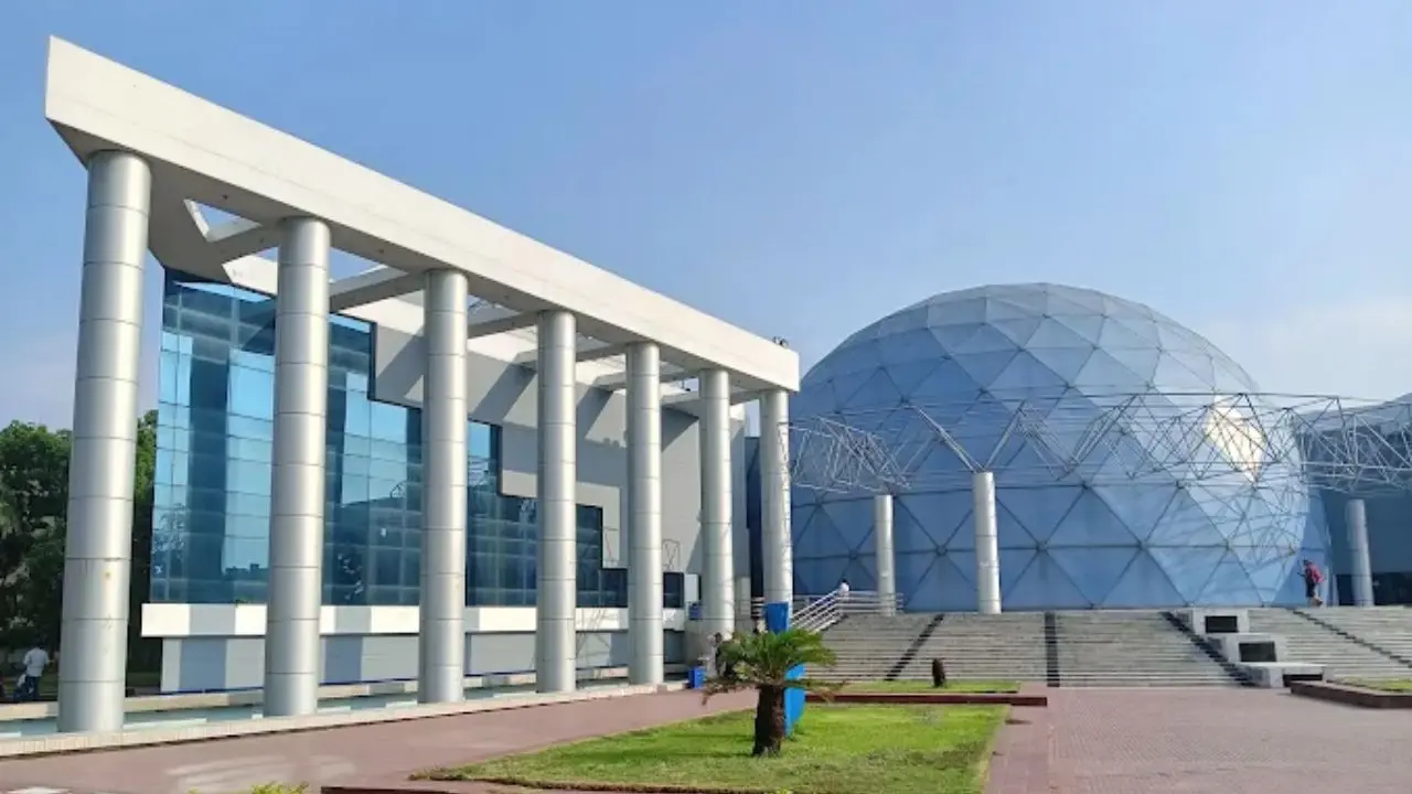 নভোথিয়েটারের সাবেক মহাপরিচালকের দেশত্যাগে নিষেধাজ্ঞা