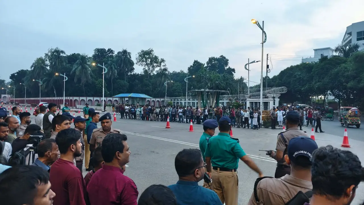 উৎসুক জনতার ভিড়, শপথ ঘিরে বঙ্গভবনে ব্যাপক নিরাপত্তা