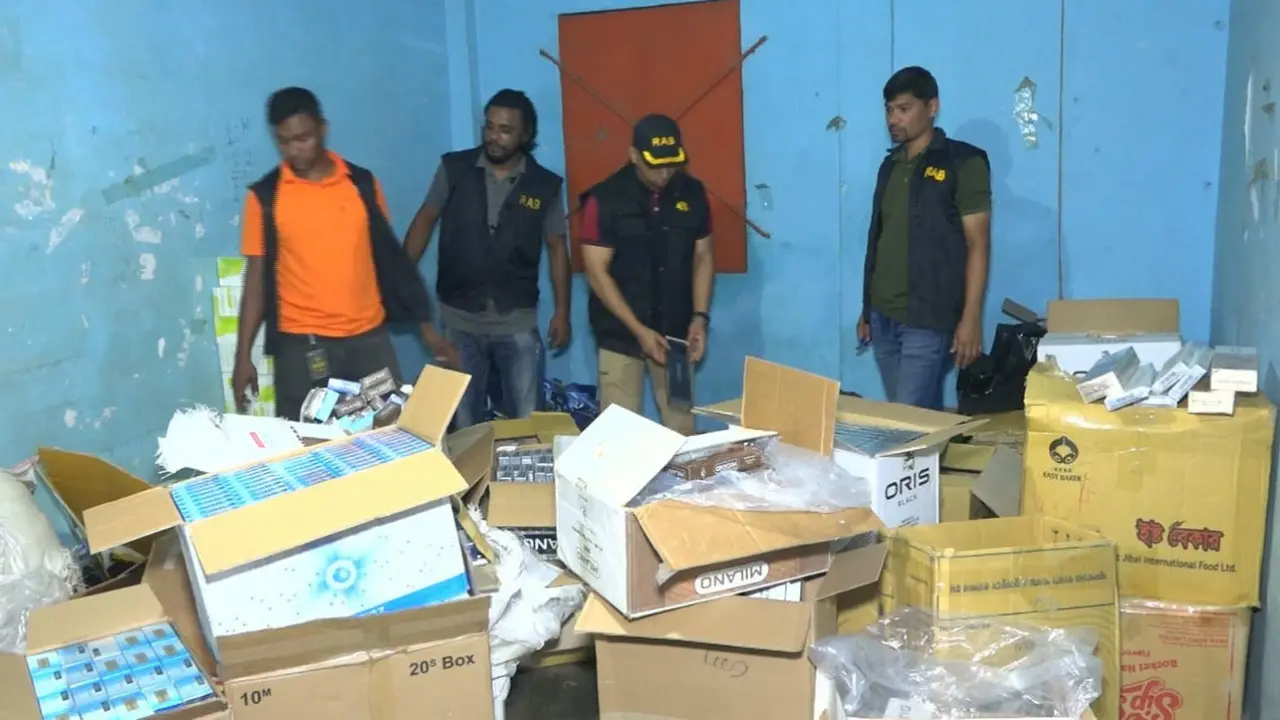 চট্টগ্রামে রিয়াজউদ্দিন বাজারে দেড় কোটি টাকার বিদেশি সিগারেট জব্দ
