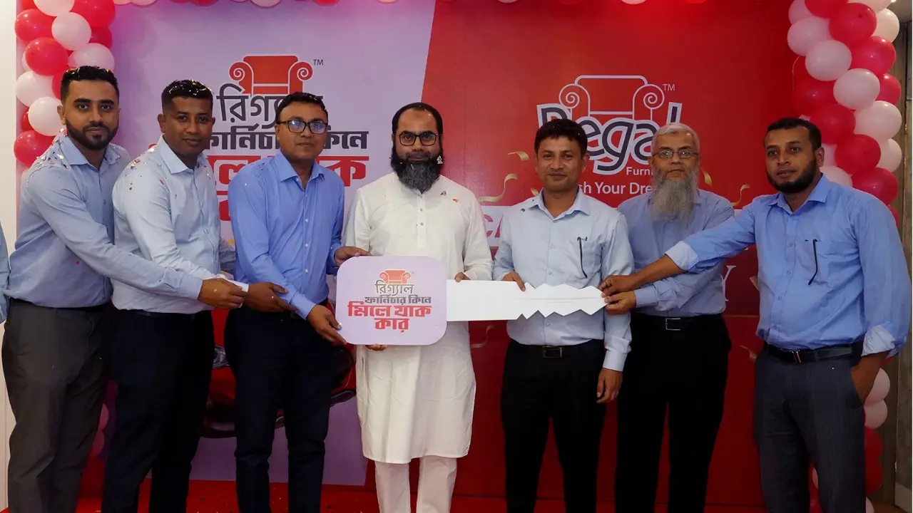 রিগ্যাল ফার্নিচার কিনে গাড়ি জিতলেন ঢাকা ও পটুয়াখালীর দুই গ্রাহক
