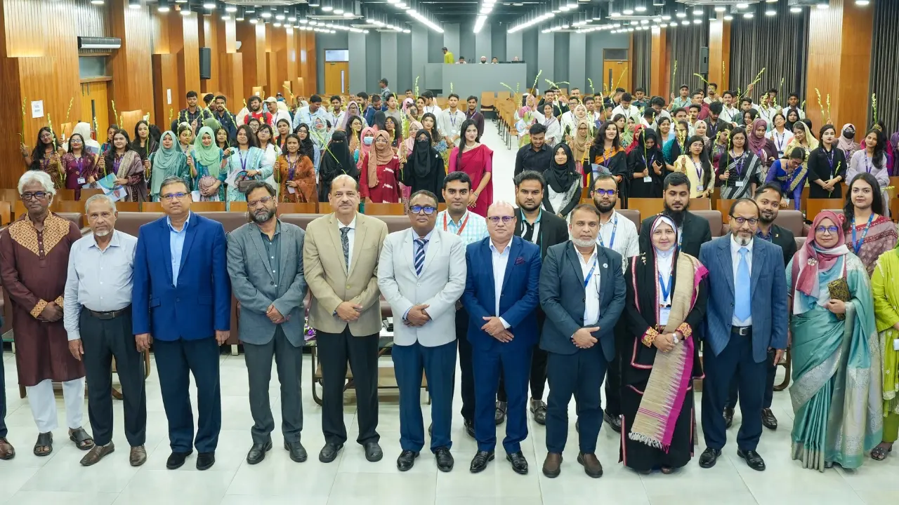 সাউথইস্ট ইউনিভার্সিটিতে ফার্মেসি এবং ল শিক্ষার্থীদের নিয়ে নবীনবরণ