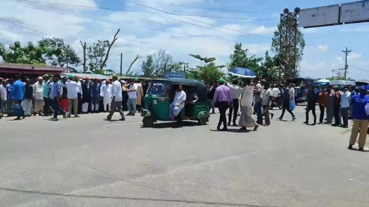 প্রধানমন্ত্রীকে এক নজর দেখতে ফটিকছড়িবাসীর অপেক্ষা