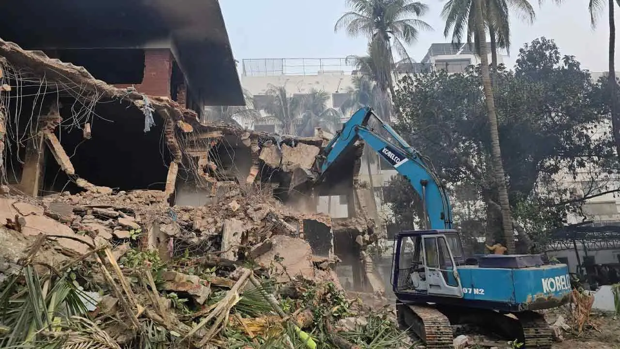 ধানমন্ডি ৩২-এ ভাঙচুর : ড. ইউনূসসহ ২৭ জনের বিরুদ্ধে মামলার আবেদন