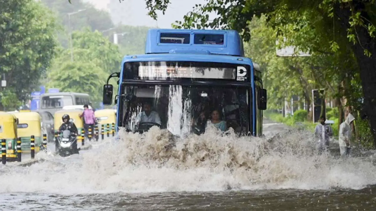 ভারী বৃষ্টিতে বিপর্যস্ত নয়াদিল্লি, লাল সতর্কতা জারি