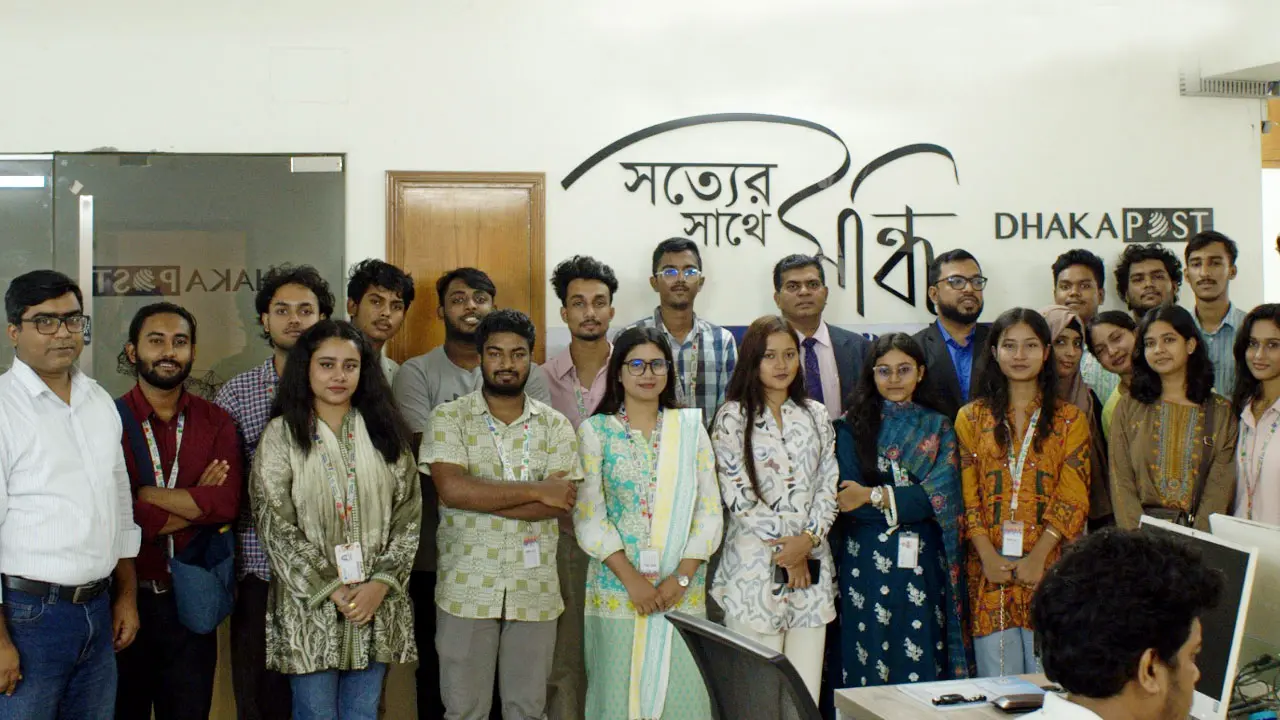 ঢাকা পোস্ট পরিদর্শনে ড্যাফোডিল বিশ্ববিদ্যালয়ের শিক্ষার্থীরা