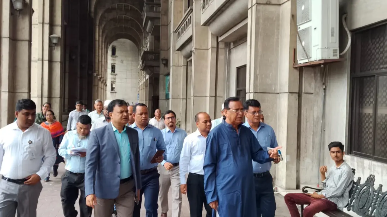 সময় মতো অফিস করছে কি না তা দেখতে আকস্মিক পরিদর্শনে ডিএসসিসি প্রশাসক