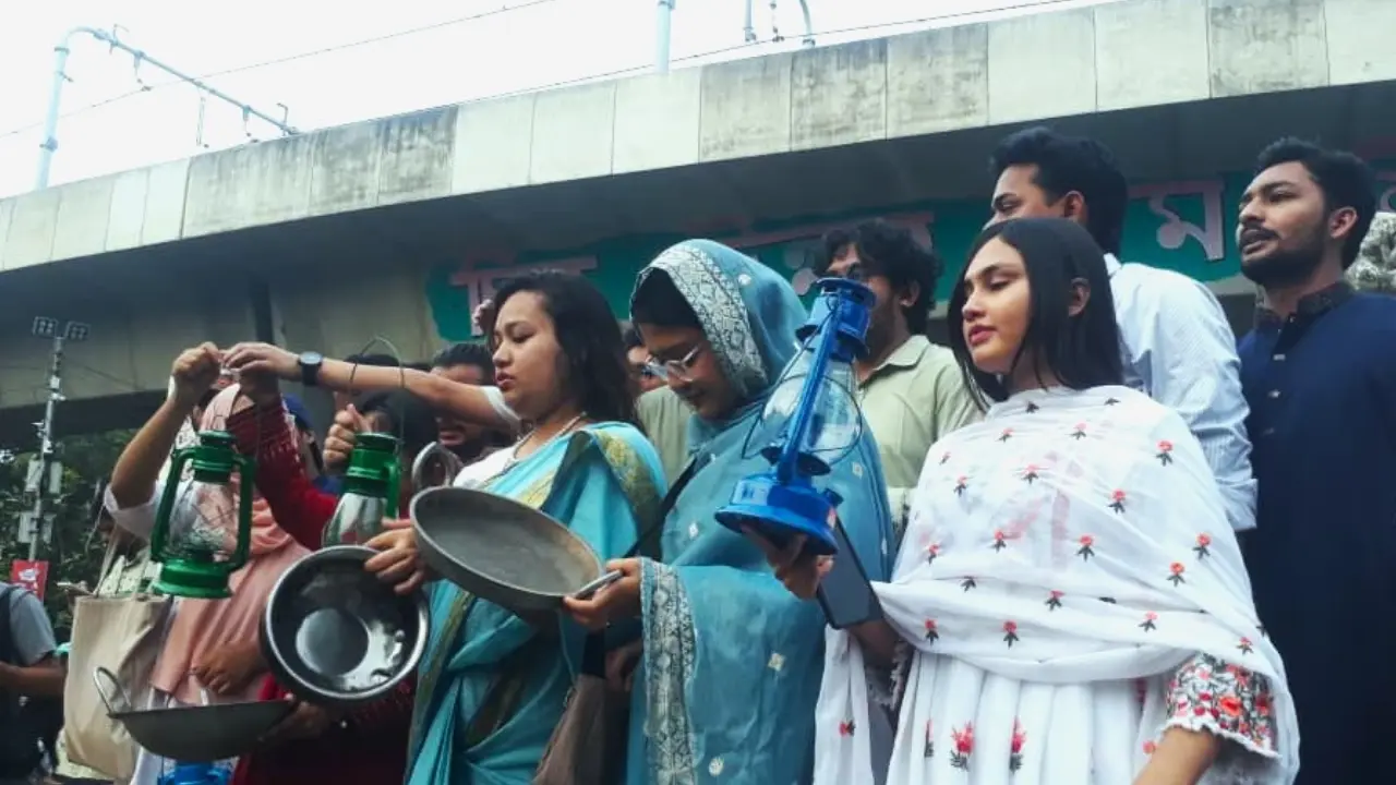 ঢাবি ছাত্রশক্তির হারিকেন ও হাড়ি পাতিল বিক্ষোভ