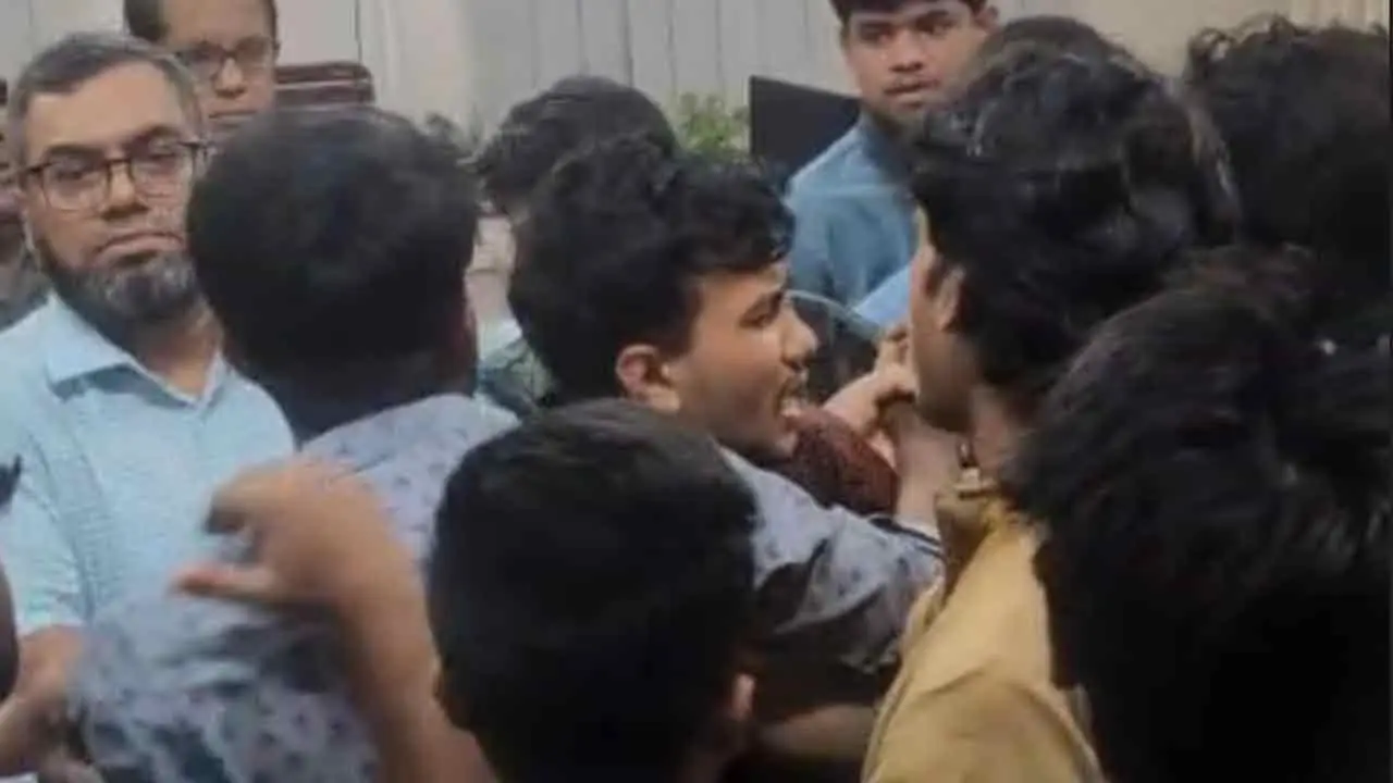 ঢাবিতে ছাত্রদল-শিবিরের মধ্যে হাতাহাতি