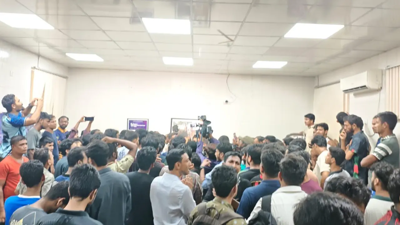 ঢাবির ফজলুল হক হল প্রভোস্টের পদত্যাগ দাবিতে বিক্ষোভ