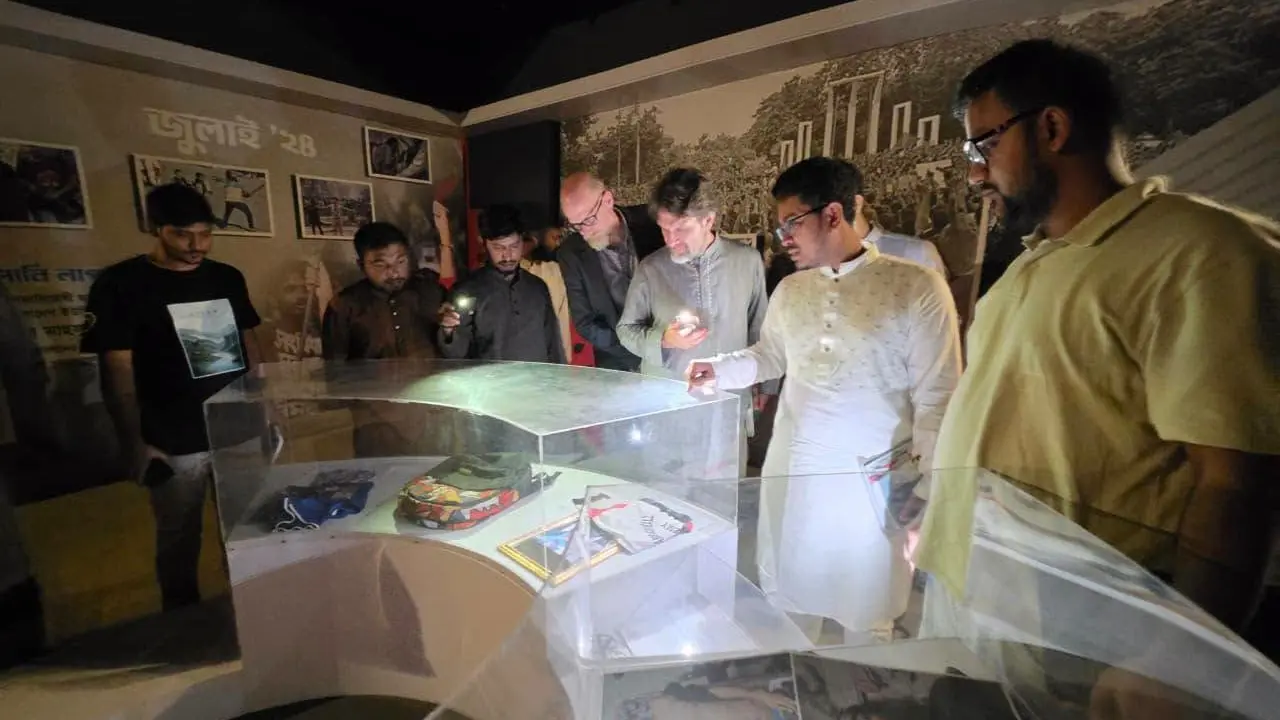 মার্কিনিদের পরিদর্শনের সময় লোডশেডিং, মোবাইলের আলোয় দেখলেন জুলাই জাদুঘর