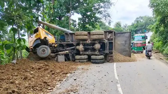 ঢালু সড়ক দিয়ে নামার সময় বালুবাহী ডাম্পার উল্টে চাপা পড়ে চালক নিহত