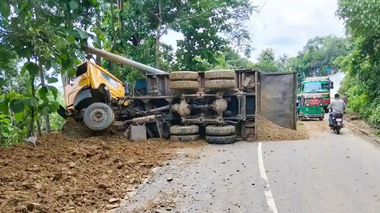 ঢালু সড়ক দিয়ে নামার সময় বালুবাহী ডাম্পার উল্টে চাপা পড়ে চালক নিহত