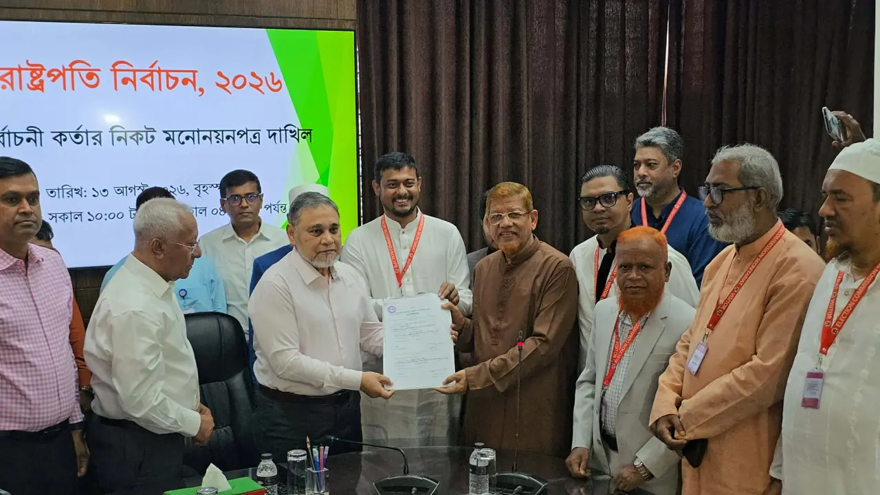 রাষ্ট্রপতি প্রার্থী অলি আহমদের মনোনয়নপত্র ইসিতে জমা