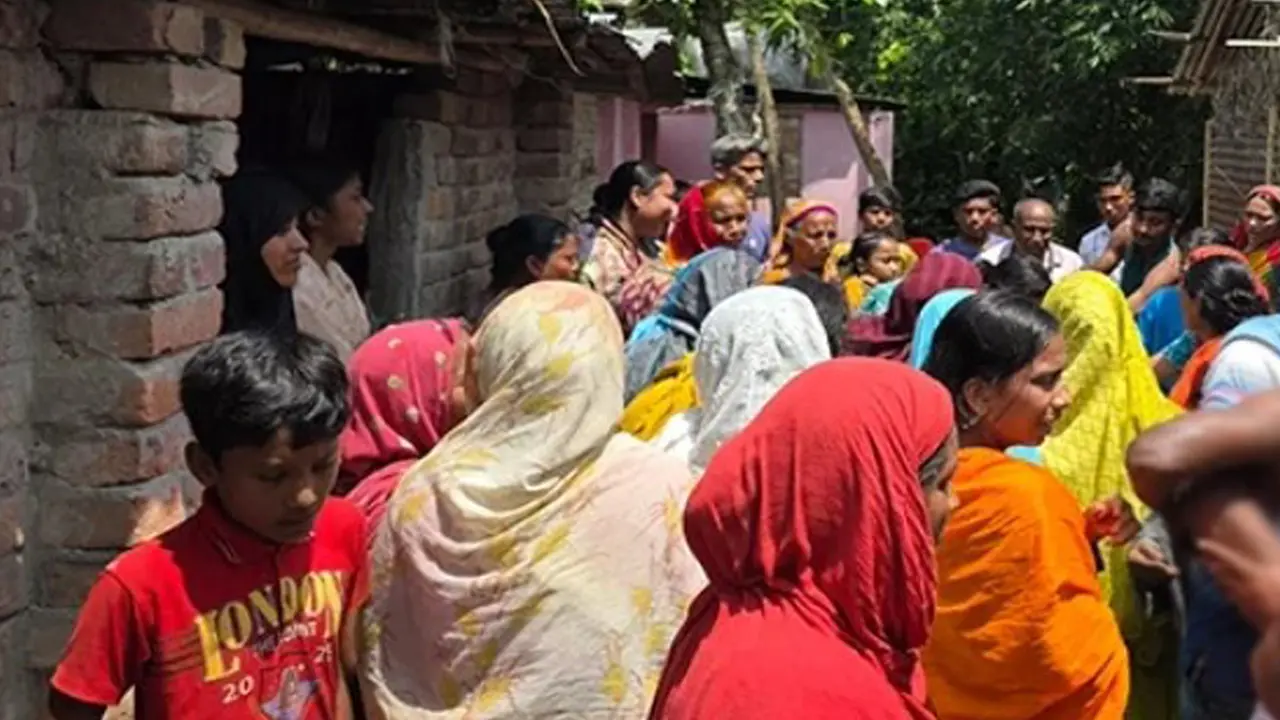 পুত্রবধূকে বাঁচাতে গিয়ে বিদ্যুৎস্পৃষ্টে প্রাণ গেল শ্বশুরেরও