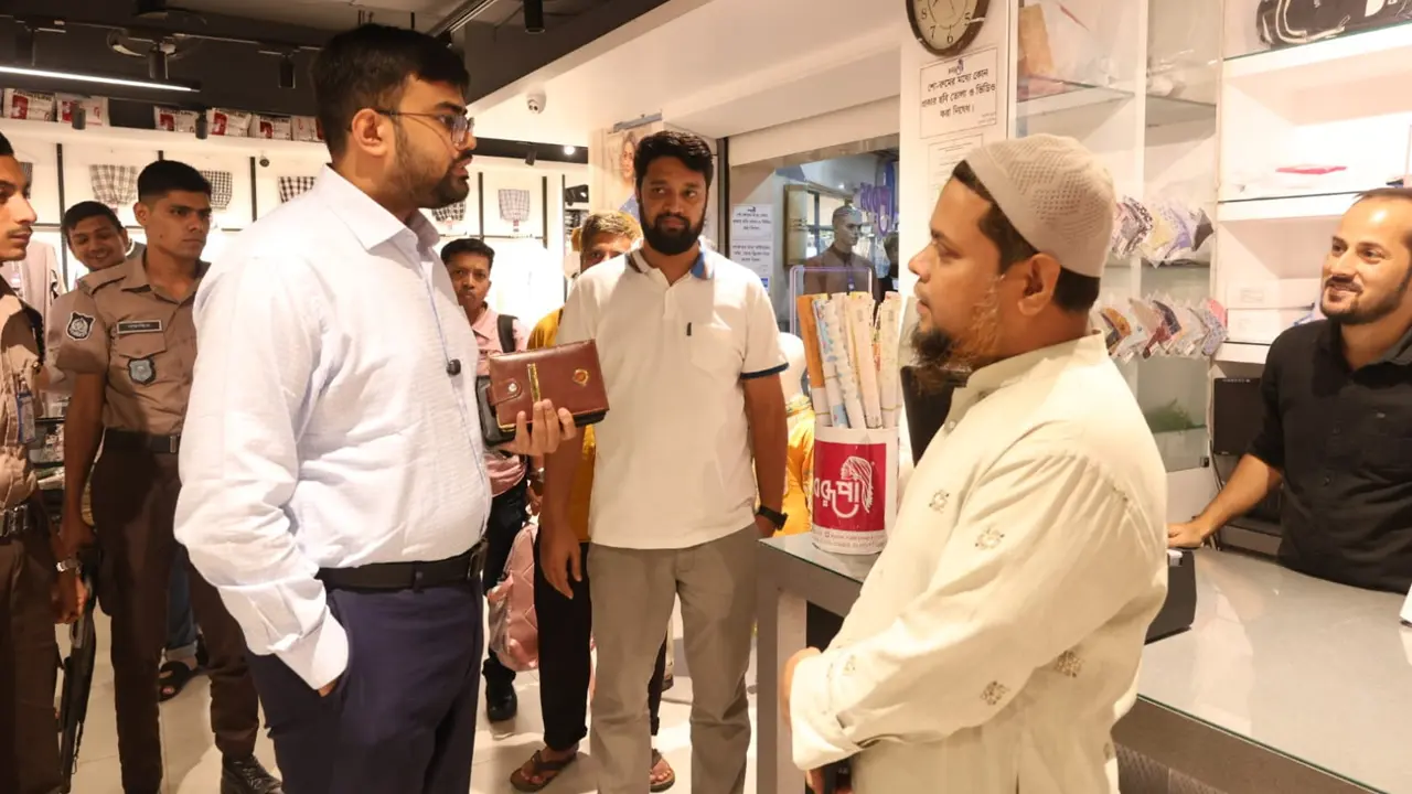 রাত ৮টার মধ্যে দোকান বন্ধে চট্টগ্রামে জেলা প্রশাসনের অভিযান