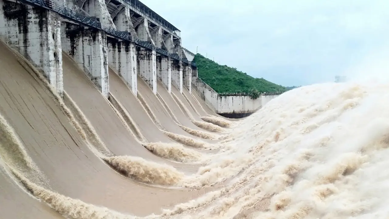 ফারাক্কা বাধেঁর সব গেইট খুলে দিতে শুভেন্দুকে ফোন বিহারের মুখ্যমন্ত্রীর