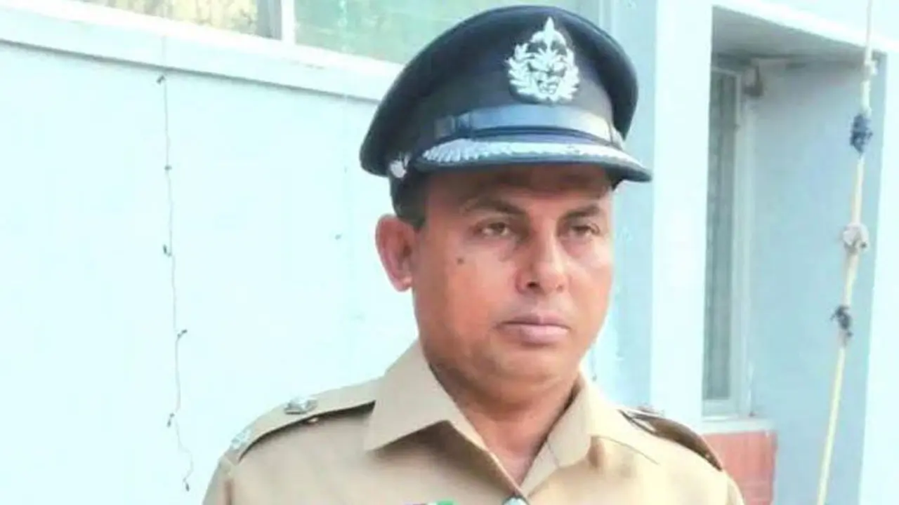 মিস্ত্রিকে বাঁচাতে গিয়ে বিদ্যুৎস্পৃষ্টে পুলিশ কর্মকর্তার মৃত্যু