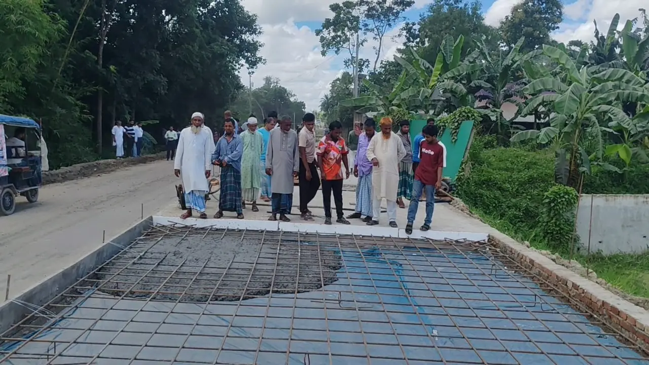 স্থানীয়দের বাধায় ফেনী-বিলোনিয়া সড়কের কাজ বন্ধ