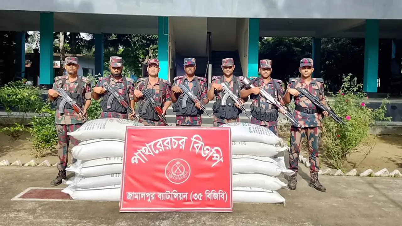 ভারতে পাচারকালে ১৩ বস্তা সার জব্দ