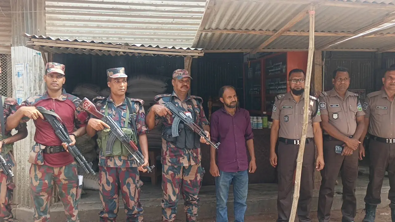 সরকারি ভর্তুকির ৪০ বস্তা সার জব্দ, ব্যবসায়ীকে জরিমানা