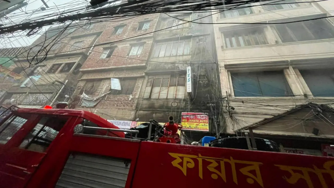 বংশালে হেলমেট গোডাউনে আগুন : সরু সিঁড়ি-পানি সংকটে নিয়ন্ত্রণে হিমশিম