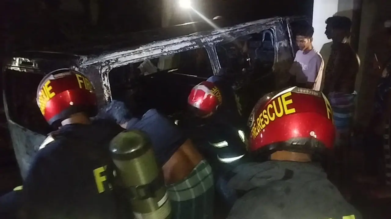 সাতক্ষীরা মেডিকেল কলেজ হাসপাতালের গ্যারেজে অ্যাম্বুলেন্সে আগুন