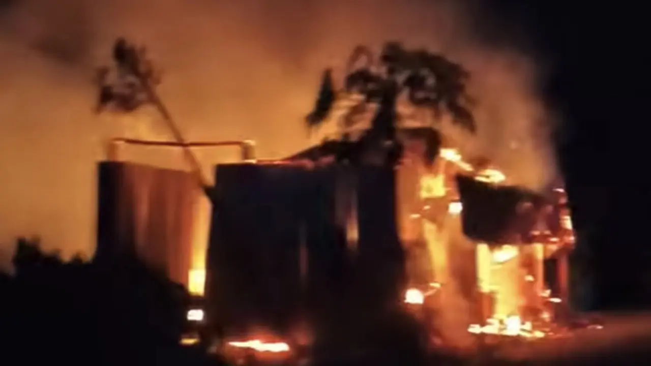 মধ্যরাতে আগুনে পুড়ে ছাই দুই দোকান, ৩ লাখ টাকার ক্ষতি