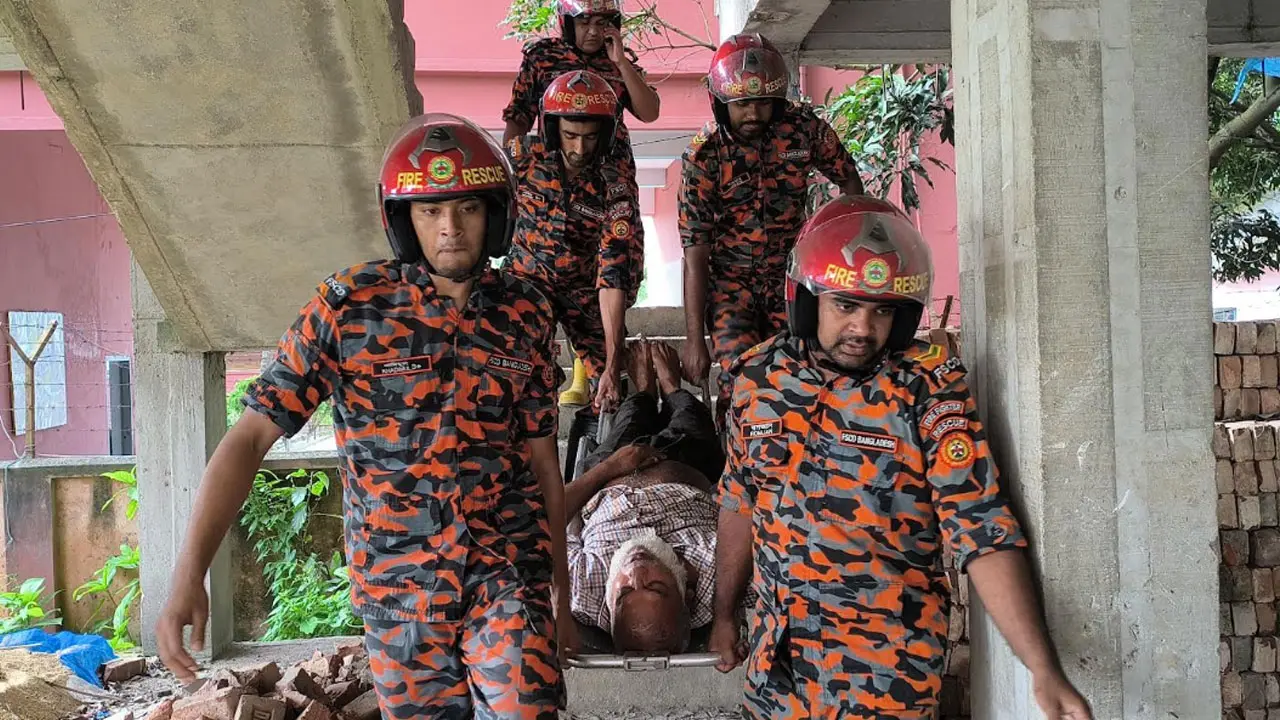 ছাদে বৈদ্যুতিক তারে বিদ্যুৎস্পৃষ্টে আহত বৃদ্ধ, উদ্ধার করল ফায়ার সার্ভিস