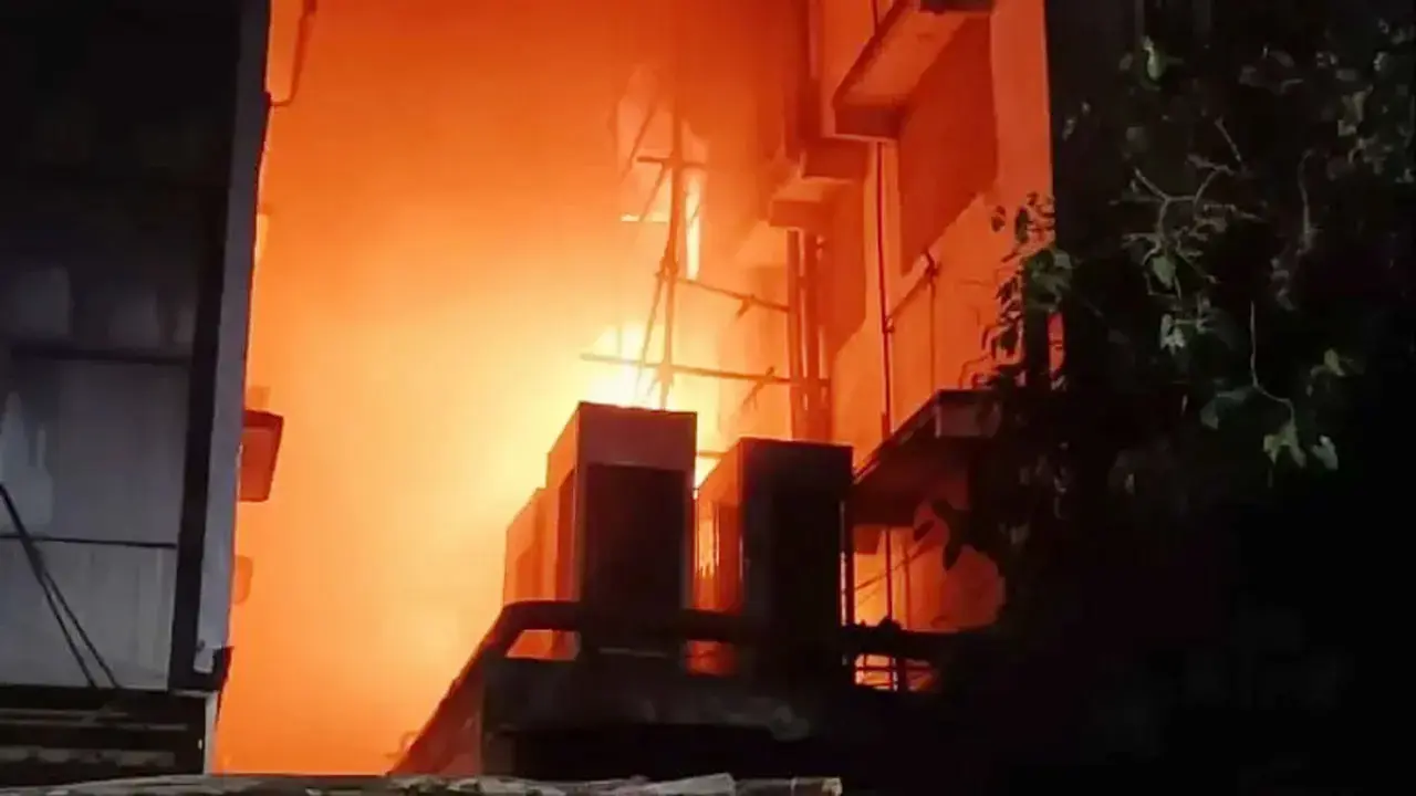 কলকাতায় অগ্নিকাণ্ড : বাংলাদেশিদের জন্য উপ-হাইকমিশনের হটলাইন চালু