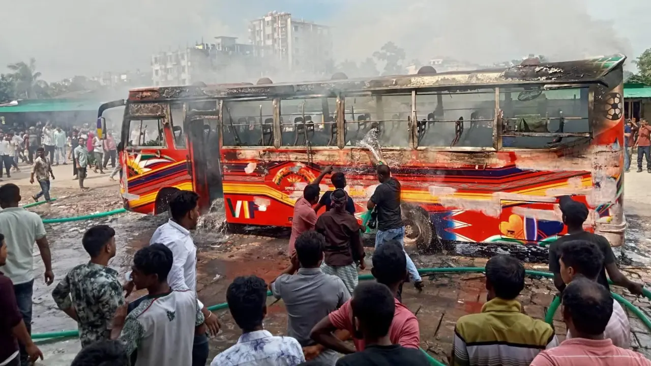 কালিয়াকৈরে দাঁড়িয়ে থাকা বাসে আগুন
