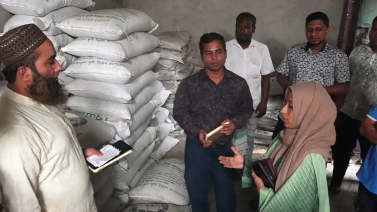 নীলফামারীতে ৭৯৪ বস্তা অবৈধ মজুত সার জব্দ, জরিমানা ২০ হাজার