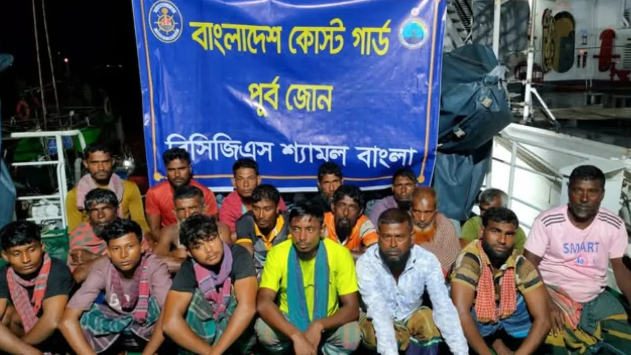 গভীর সমুদ্রে ইঞ্জিন বিকল, ১৮ জেলেসহ ফিশিং বোট উদ্ধার করলো কোস্ট গার্ড