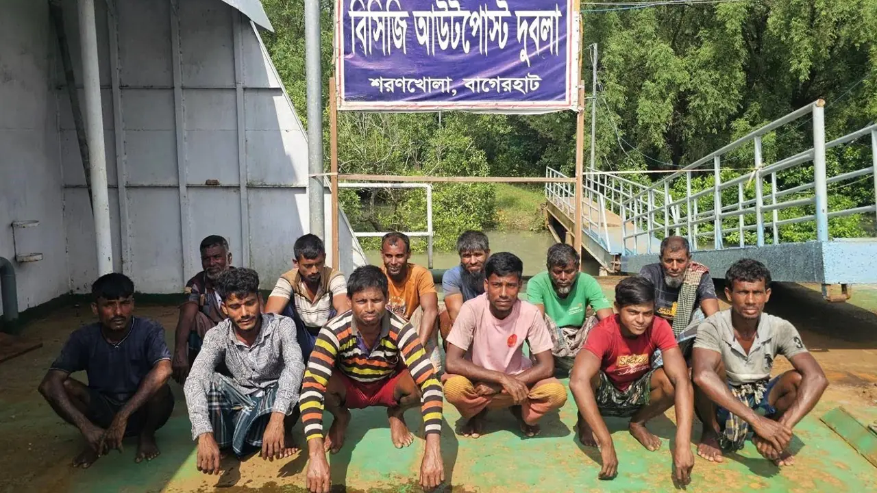 গভীর সমুদ্রে জেলে নৌকার ইঞ্জিন বিকল, ১২ জেলেকে উদ্ধার