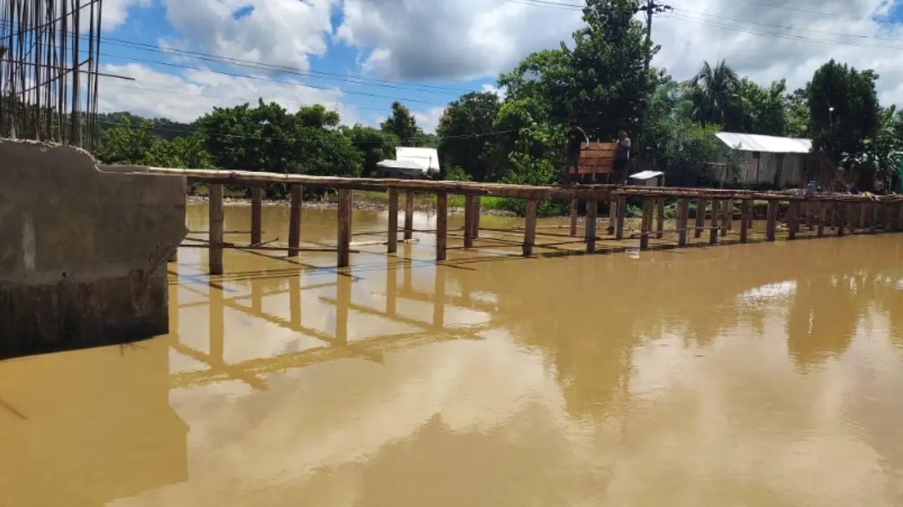 রাতে কয়েক ঘণ্টার বৃষ্টিতে ফের বন্যায় ভাসছে মেরুং
