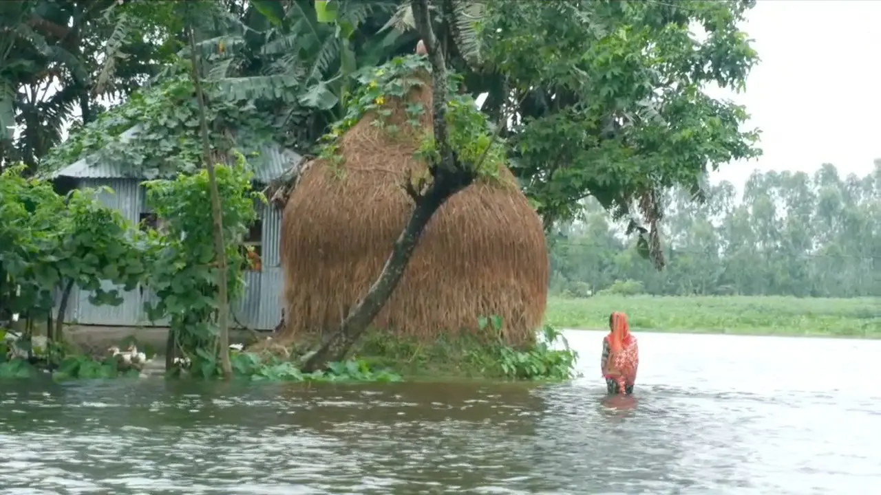 বন্যা আক্রান্তদের এখন ত্রাণের চাল দেননি ইউএনও, পরে আবার বন্যা হলে দেবেন
