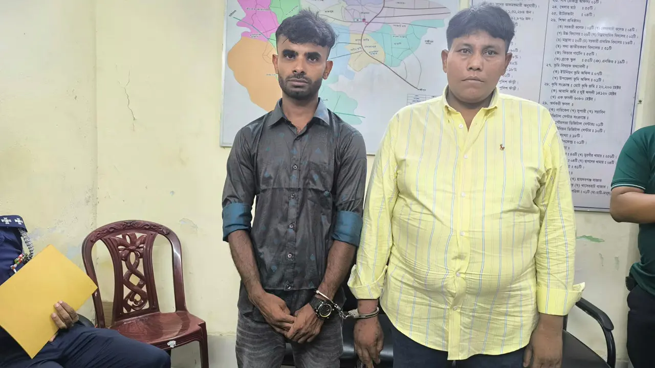 সেনাসদস্য সেজে সড়কে গাড়ি থামিয়ে ভুয়া তল্লাশি চালাচ্ছিল দুই প্রতারক