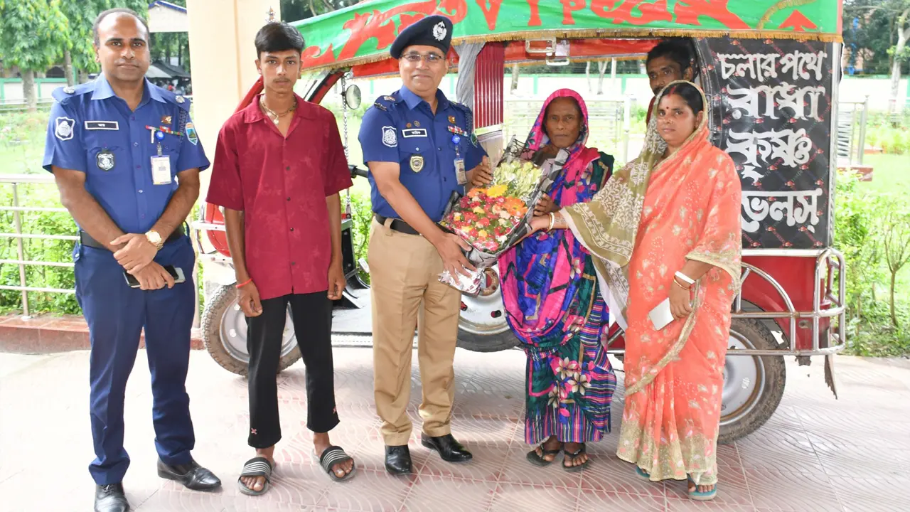 হতদরিদ্রের অটোরিকশা উদ্ধার, কৃতজ্ঞতা জানাতে পুলিশের জন্য নিয়ে এলো ফুল