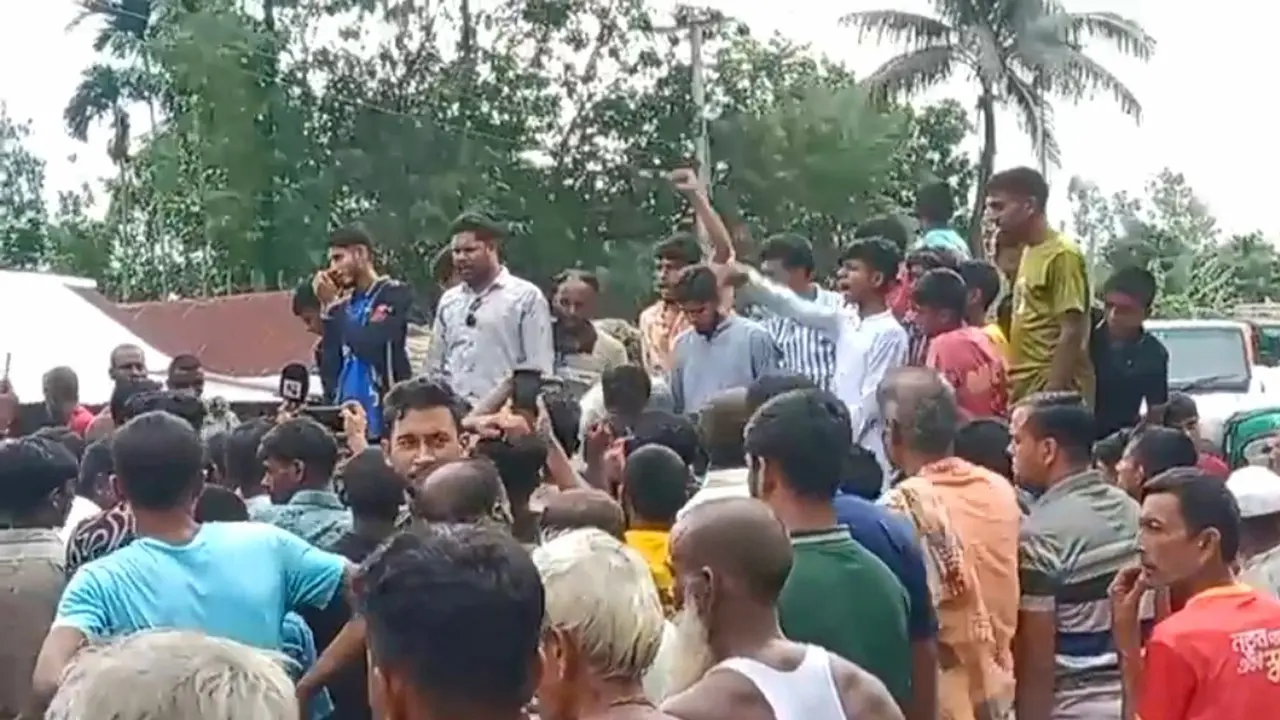 মাদক কারবারী দম্পতিকে গ্রেপ্তারের দাবিতে গ্রামবাসীর মহাসড়ক অবরোধ